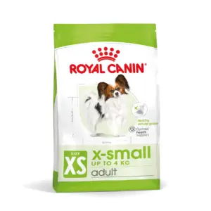 Пакет корму для собак Royal Canin для маленьких порід з зображенням собаки на передній частині.