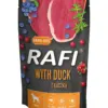 Пакет корму для собак з написом 'RAFI with duck', прикрашений ягодами і зеленню.