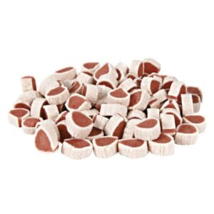 Купа нарізаних шматочків корму для тварин, з білою оболонкою та червоною серцевиною.