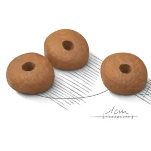 Три круглі коричневі предмети з отвором посередині на світлому фоні.