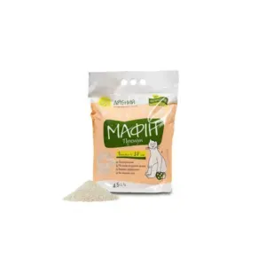 Пакет наповнювача для котячого туалету з написом "МАФІН Преміум" та невеликою купкою наповнювача поруч.