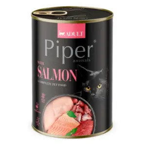 Консервна банка корму для котів з лососем та зображенням чорного кота на етикетці.