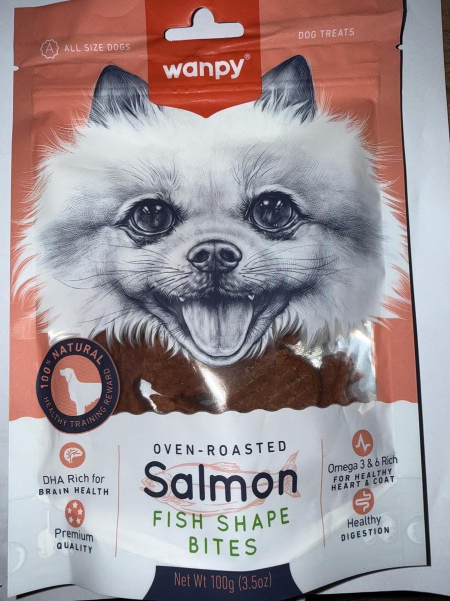 Ласощі для собак Wanpy з лососем Пакет з ласощами для собак з зображенням щасливого собаки на передньому плані.