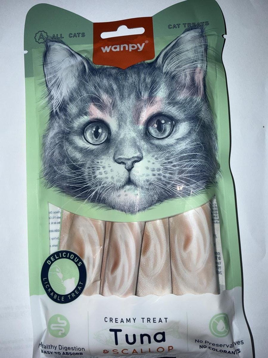 Ласощі для котів Tuna & Scallop Пакет з ласощами для котів з зображенням кота на передній стороні.