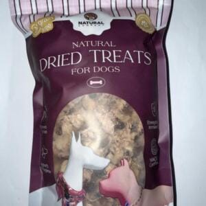 Пакет натуральних сушених ласощів для собак з зображеннями собак на передньому плані.