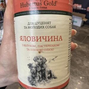 Консервований корм для собак з яловичиною, яблуком та пастернаком в упаковці.