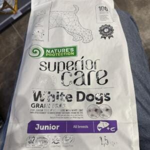 Пакет корму для собак з написом "Superior Care White Dogs" без зерна, призначений для молодих собак з білою шерстю.