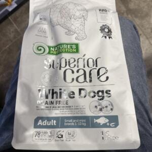 Пакет корму для собак з написом "Superior Care White Dogs" на білому фоні.
