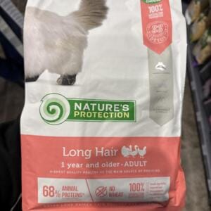 Пакет корму для котів з довгою шерстю марки Nature's Protection.