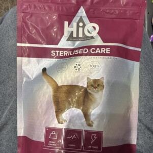 Пакет корму для стерилізованих котів марки HiQ.