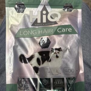 Пакет корму для котів з довгою шерстю марки HiQ.