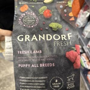 Пакет корму для собак Grandorf з написом "Свіже ягня" та інформацією про інгредієнти.