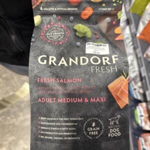 Пакет корму для собак Grandorf з написом про свіжий лосось та інгредієнти.