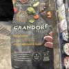 Пакет корму для собак Grandorf з інгредієнтами, такими як свіжа качка, солодка картопля, овочі та ягоди.