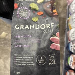 Пакет корму для собак Grandorf Fresh з інгредієнтами, такими як свіжа качка, солодка картопля та овочі.