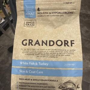 Пакет сухого корму для котів Grandorf з білою рибою та індичкою, призначений для догляду за шкірою та шерстю.