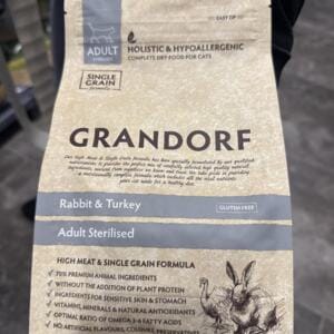 Пакет сухого корму для котів Grandorf з м'ясом кролика та індички, без глютену.