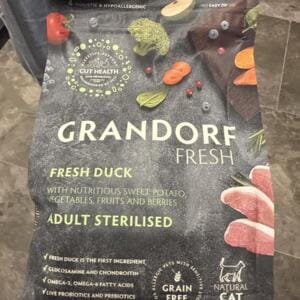 Пакет з кормом для котів Grandorf з інгредієнтами, такими як свіжий качка, овочі та фрукти.