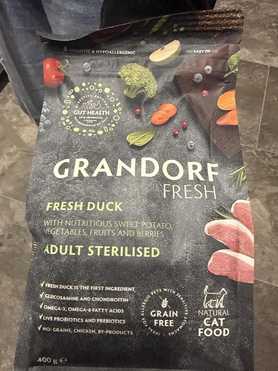 Корм для котів Grandorf Пакет з кормом для котів Grandorf з інгредієнтами, такими як свіжий качка, овочі та фрукти.