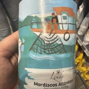 Консервна банка з ілюстрацією рибалок на човні в Атлантичному океані.