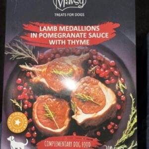 Упаковка ласощів для собак з медальйонами з баранини в гранатовому соусі з чебрецем.