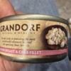 Консервна банка з курячим філе та крабом марки Grandorf.