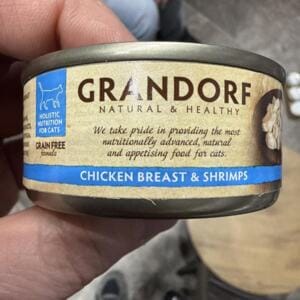 Консервна банка корму для котів Grandorf з курячим філе та креветками.