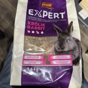 Пакет корму для кроликів марки Vitapol Expert вагою 1,6 кг.