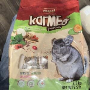 Пакет корму для шиншил з зображенням шиншили на передній частині.