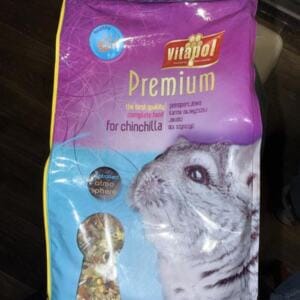 Пакет з кормом для шиншил з зображенням шиншили на передній стороні.