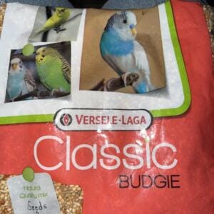 Пакет з насінням для хвилястих папуг з фотографіями птахів на упаковці.