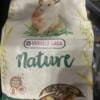 Пакет корму для хом'яків з ілюстрацією хом'яка на передньому плані.