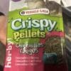 Пакет з кормом для шиншил і дегу з написом "Crispy Pellets".