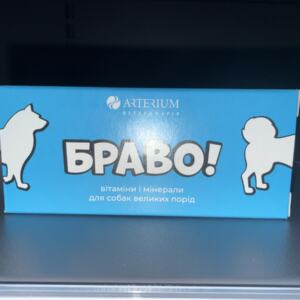Упаковка вітамінів для собак великих порід на синьому фоні.