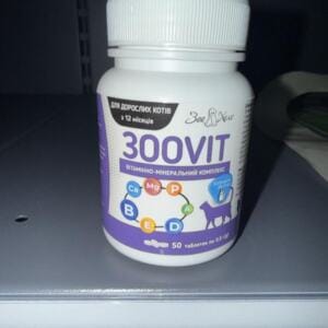 Банка з вітамінно-мінеральним комплексом для котів на поличці.