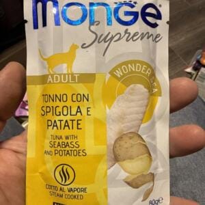 Пакет корму для котів Monge Supreme з тунцем, морським окунем і картоплею.