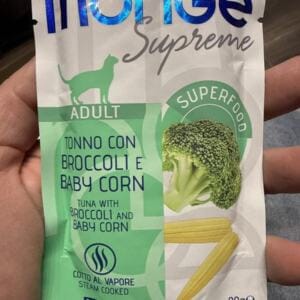 Пакет корму для котів Monge Supreme з тунцем, броколі та молодим кукурудзою.