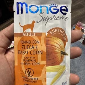 Пакет з їжею для котів Monge Supreme з тунцем, гарбузом і молодим кукурудзою.