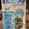 Пакет з кормом для котів Monge Supreme з тунцем, кіноа та водоростями.