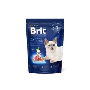 Пакет корму для стерилізованих котів з ягняти Brit з зображенням кота на упаковці.