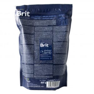 Пакет корму для стерилізованих котів з ягняти від бренду Brit вагою 800 г.