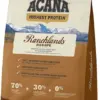 Пакет корму для собак ACANA Ranchlands з гірським пейзажем на фоні.
