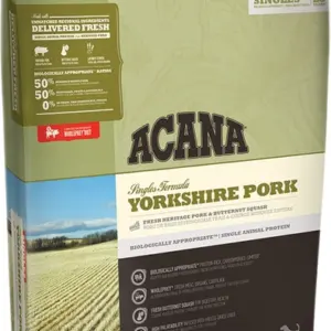 Пакет корму для собак ACANA з написом "Yorkshire Pork" та зображенням полів на фоні.
